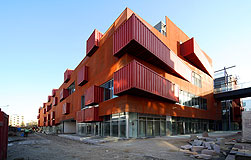 三里屯VILLAGE北区　ウエスト<br />SANLITUN VILLAGE，NORTH SITE，WEST BUILDING<br />三里屯VILLAGE南区　コンテナ・モール<br />SANLITUN VILLAGE，SOUTH SITE，COTAINER MALL２